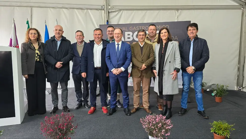 Autoridades y organizadores del Festival Gastronómico de la Lampreia do rio Minho. ROBERTO LEDO.