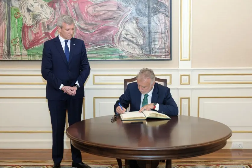 El presidente de la Xunta y el ministro de Política Territorial y Memoria Democrática asistieron esta mañana al acto formal de traspaso de funciones, servicios y medios sobre la costa
