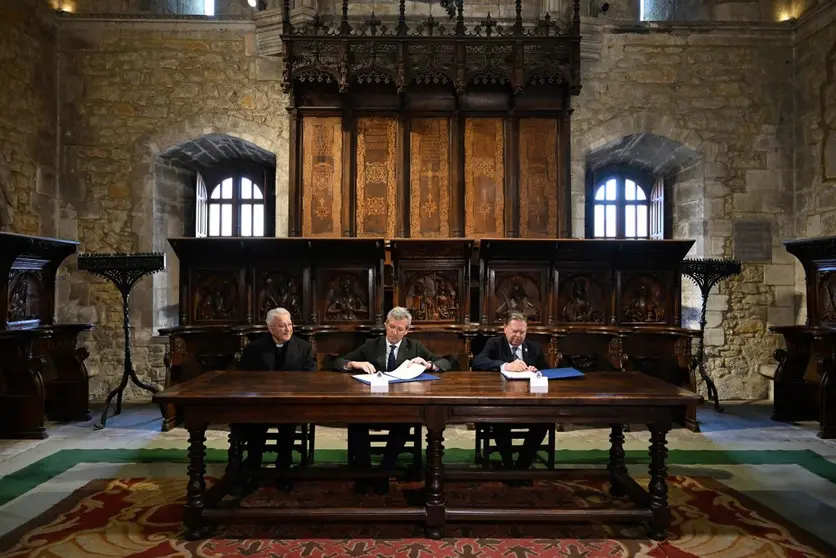 El presidente firmó un convenio de colaboración con el alcalde de Oviedo, Alfredo Canteli, para reforzar la proyección del Camino Primitivo, y que incluyó la colocación de un mojón del Camino.