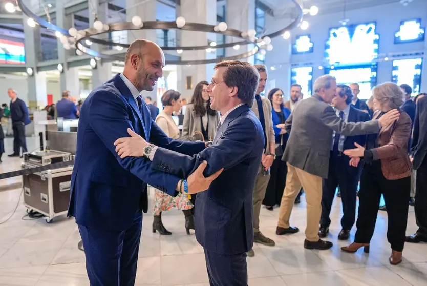 Lorenzo saúda ao alcalde de Madrid, José Luis Martínez-Almeida.