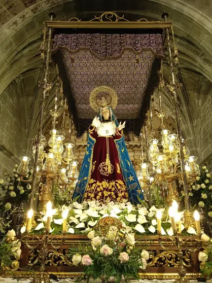 La Virgen de los Dolores bajo palio en la iglesia.