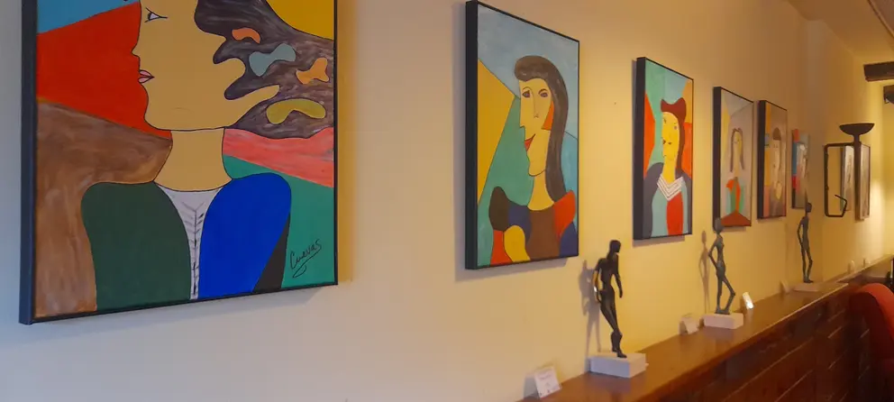 Un diálogo entre la escultura y la pintura, donde el color da vida a la forma.