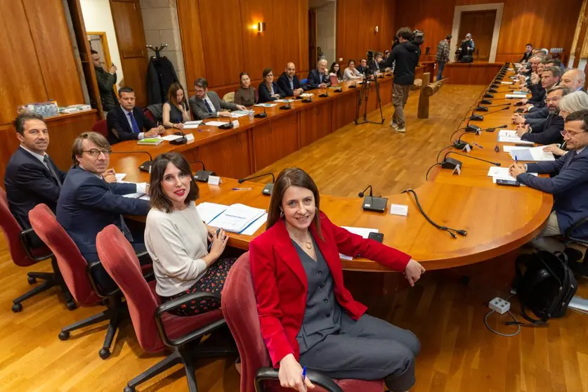 La conselleira de Economía e Industria, María Jesús Lorenzana, junto con los titulares de Facenda e Administración Pública, Miguel Corgos; del Medio Rural, María José Gómez; y del Mar, Alfonso Villares, se reunió hoy con los responsables de más de una veintena de clústeres, asociaciones sectoriales y con los consejos reguladores para abordar los efectos de la nueva política arancelaria de EE.UU.