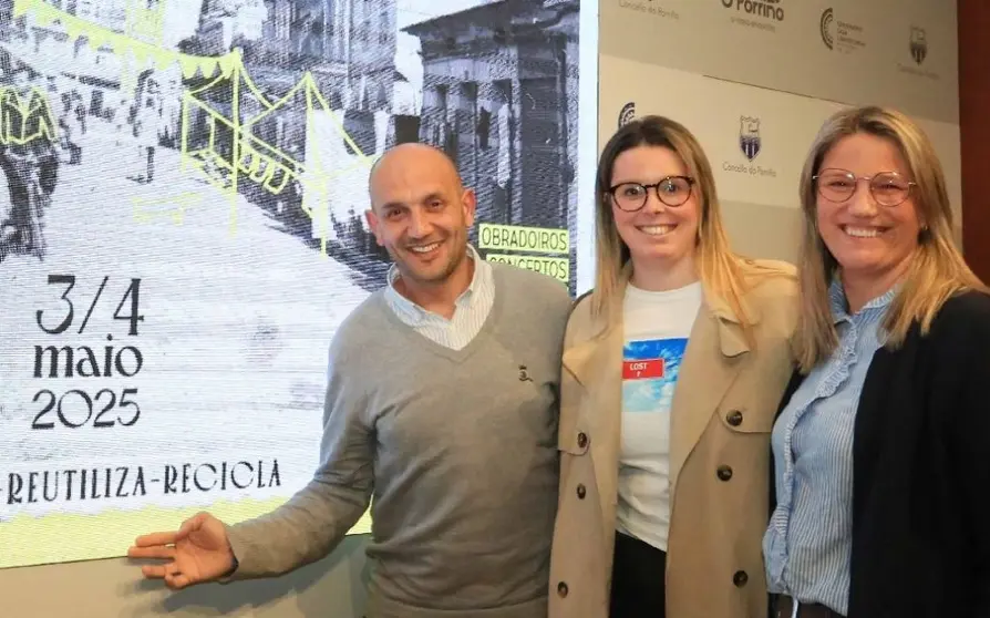 O alcalde porriñés, Alejandro Lorenzo, con as organizadoras do evento.