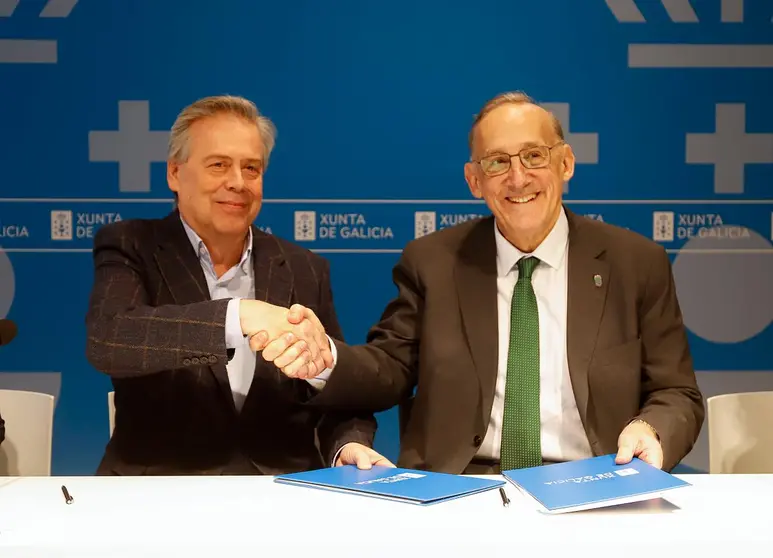El conselleiro de Sanidade, acompañado por la delegada territorial de la Xunta y por la directora general de Salud Pública, firmó un convenio de colaboración con el rector de la Universidad de Vigo.