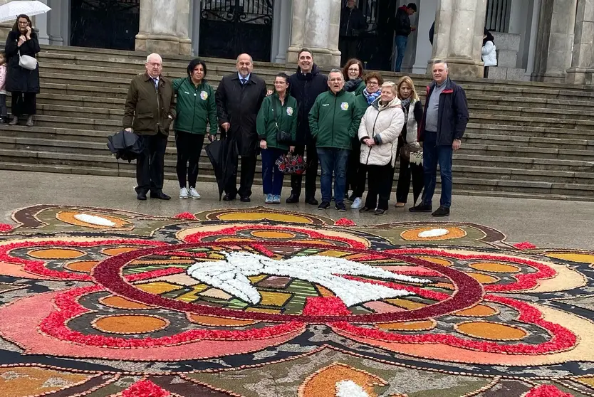 Los alfombristas ante su arte efímero.