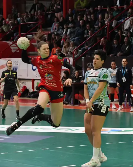 Carolina Bono, lanzando a portería bajo la observación de una defensora guardesa. Fuente: cuenta de Instagram (ligaguerrerasiberdrola).