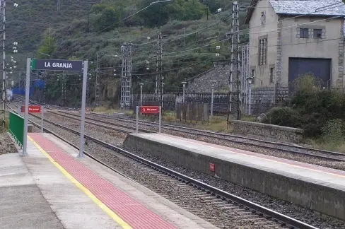 Línea convencional León-A Coruña, estación de La Granja.