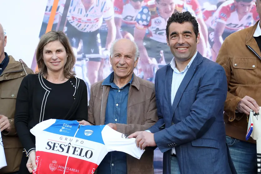 Alvaro Pino coa alcaldesa Nava Castro e o presidente da Deputación de Pontevedra, Luís López.