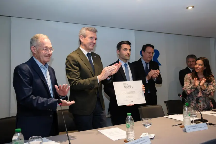 Emilio Rodríguez Ruiz recibe el XXX Premio Rafael Hervada.