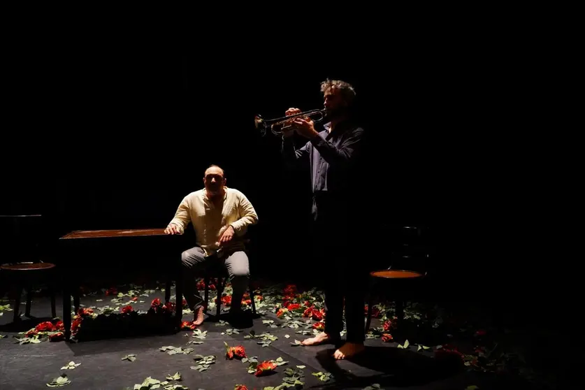 A sede do Centro Dramático Galego, o Salón Teatro de Santiago, acolle tres funcións de rosalía, cartografía de ásperas ortigas. desde mañá e ata o luns.