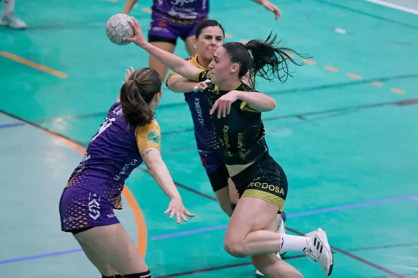 Aitana Santomé, siendo defendida por dos rivales gijonesas, en una de sus incursiones en ataque. Fuente: cuenta de IG (@bmporrino).