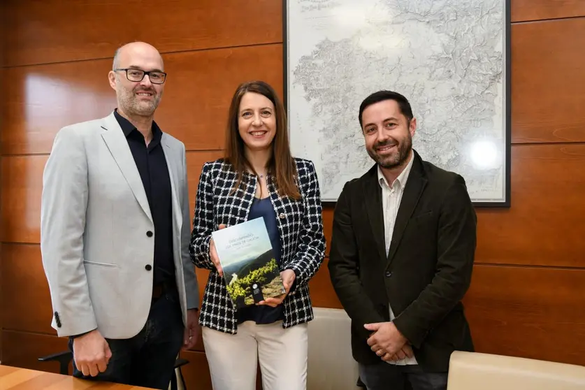 La conselleira María José Gómez y el director de la Agacal evaluaron el éxito de esta convocatoria en una reunión de trabajo con Jorge Vila, fundador y director de esta academia internacional.