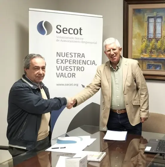 José Ángel Otero (izda.) y Ramón Santorio en la firma del convenio.