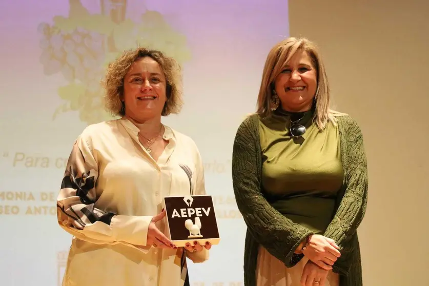 Chelo Miñana recoge el premio AEPEV a mejor vino blanco sin barrica de España.