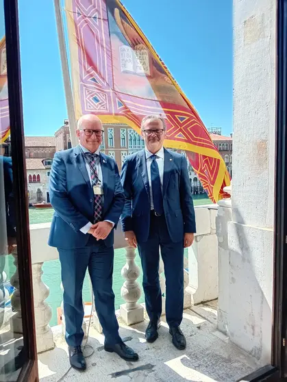Roberto Ciambetti (Presidente del Consiglio Regionale del Veneto) y Santiago Freire (Alcalde de Noia) formalizan la colaboración entre ambas regiones en la presentación del catálogo.