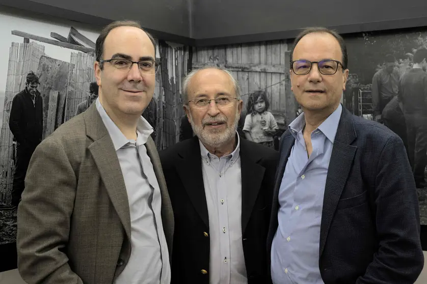 O livro “Monumentos ao Emigrante – Uma Homenagem à História da Emigração Portuguesa”, que percorre todos os distritos de Portugal continental, e as regiões autónomas da Madeira e dos Açore, foi concebido pelo historiador da diáspora Daniel Bastos (esq.), em parceria com o fotógrafo Luís Carvalhido (centro), e traduzido (português e inglês) por Paulo Teixeira (dir.)