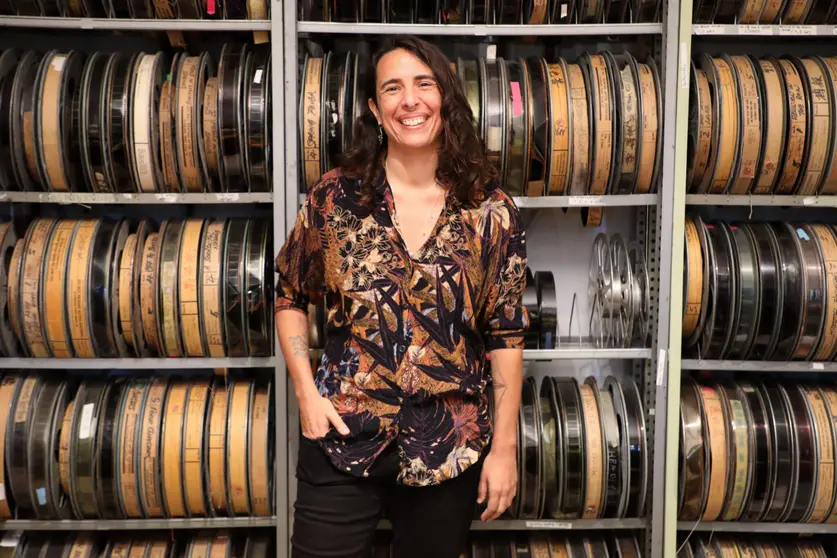 A artista Brenda Boyer traballando co soporte fotoquímico que define 'TORTUGA'.