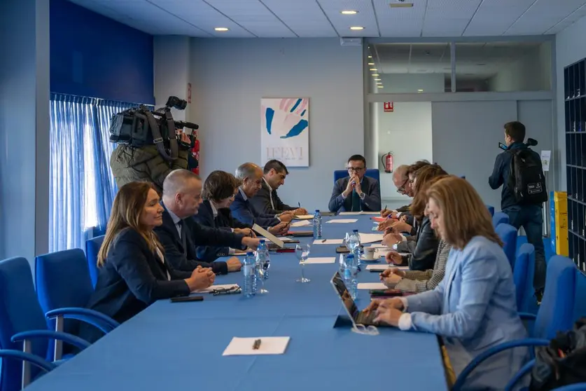 El conselleiro de Emprego, Comercio e Emigración presidió hoy la reunión extraordinaria del patronato del Instituto Ferial de Vigo (Ifevi) para abordar la situación actual del recinto