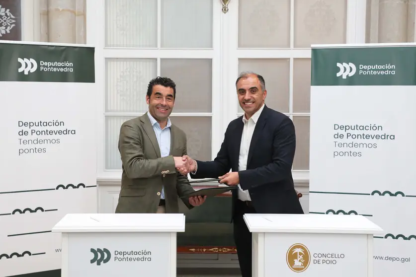 Luis López e Ángel Moldes formalizan o acordo para a renovación da conexión peonil en Poio con fondos da Deputación.