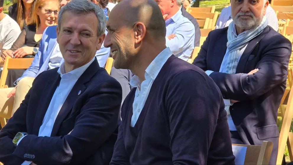 El presidente de la Xunta de Galicia, Alfonso Rueda charla un momento antes del inicio del evento con el alcalde de O Porriño, Alejandro Lorenzo. ROBERTO LEDO.