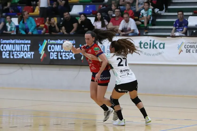 Maddi Bengoetxea, en circulación de balón, siendo defendida por una jugadora rival. Fuente: cuenta de IG (@bmporrino).