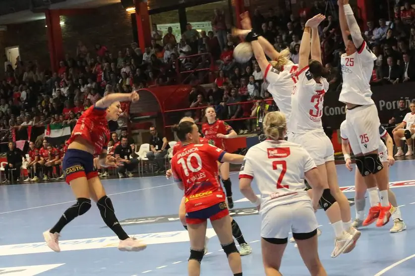 Micaela Casasola, lanzando a portería, tratando de superar el bloqueo de las rivales islandesas. Fuente: cuenta de IG ( @bmporrino ).