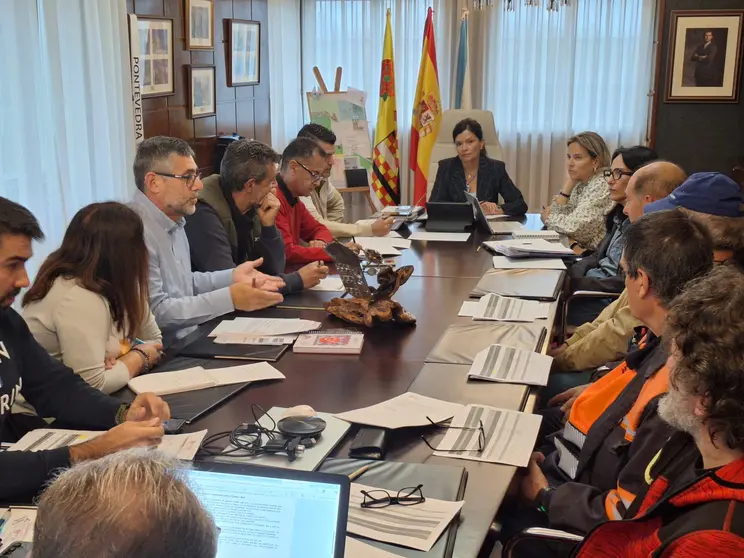 Na xuntanza estiveron presentes a alcaldesa de Mos, Nidia Arévalo, o concelleiro de Persoal e tenente de alcaldesa, Leo Costas, a xefa de Persoal do Concello, representantes das centrais sindicais C.S.I.F., C.C.O.O. e C.I.G., así como persoal técnico de asesoramento.