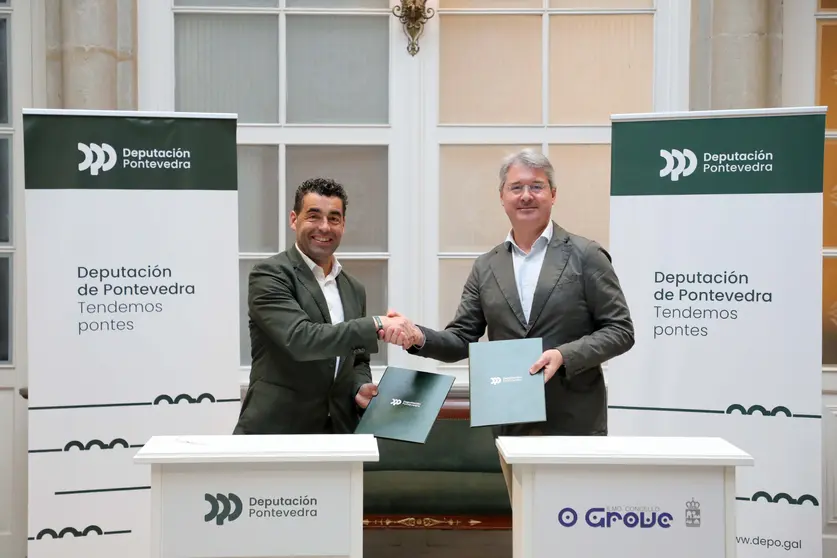 O presidente da Deputación de Pontevedra, Luis López, formalizou este luns a colaboración económica co Concello do Grove, liderado polo seu alcalde, José Cacabelos.