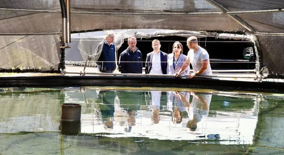 La conselleira de Economía e Industria, María Jesús Lorenzana, visitó hoy la planta de la compañía en Lira, Stolt Sea Farm.