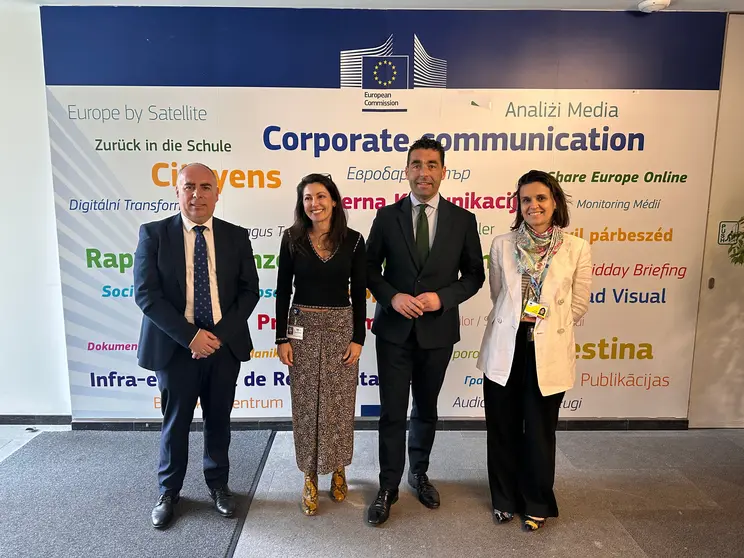 Encontro en Bruxelas entre o presidente provincial, acompañado polo deputado de Fondos Europeos, Javier Tourís, e a xefa adxunta da unidade de Impacto Local, Europe Direct e Redes da Comisión Europea, Ana Juárez.