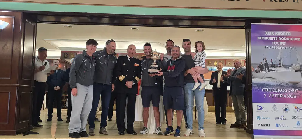 El Almirante D. Jaime Rodríguez Toubes hace entrega del Trofeo original al "Orión" como vencedor Absoluto