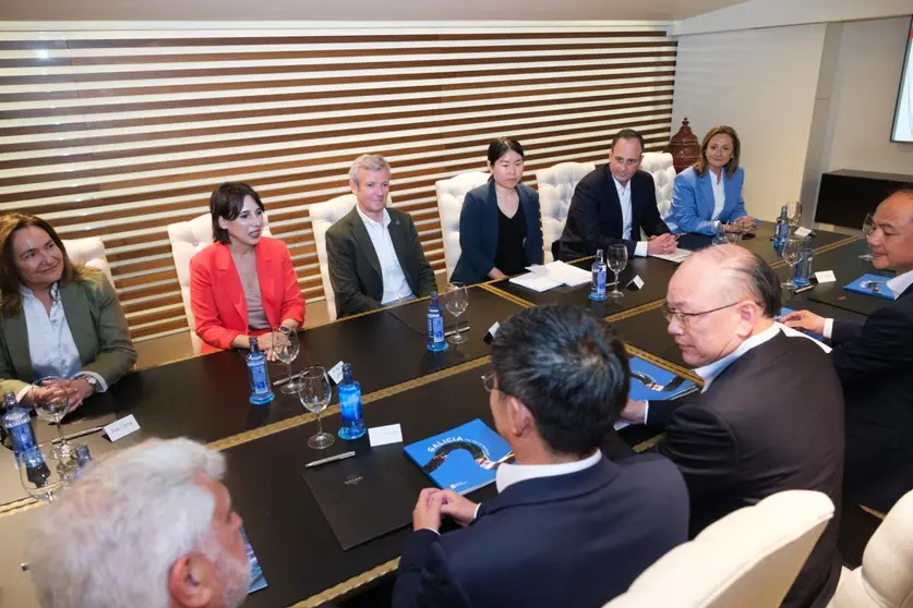 El presidente de la Xunta mantuvo hoy en Vigo un encuentro con Xi Guohua, presidente del grupo chino propietario de la fábrica de O Porriño CITIC Censa.