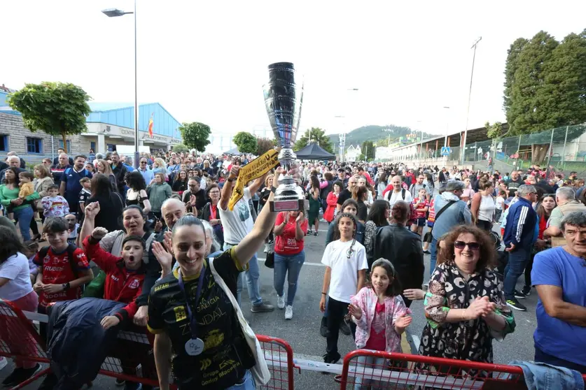 O Porriño vibra coa homenaxe ás súas campioas do balonmán europeo.