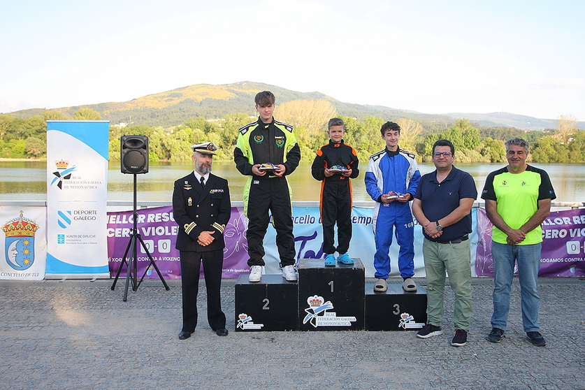 Podio de la categoría GT-15: de izquierda a derecha, Matteo Pidreo (segundo), Pol Calvente (primero) y Mateo Quintas (tercero).