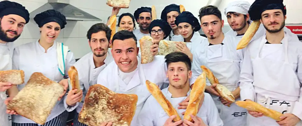 Alumnos e alumnas do Ciclo Medio de Panadería, Repostería e Confitería.