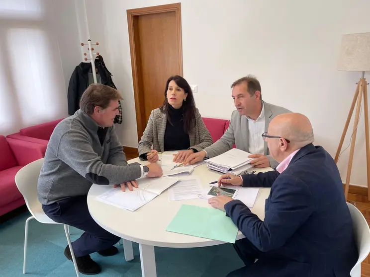 Reunión entre representantes do Goberno galego e do Concello das Neves tras a aprobación do proxecto da nova senda peonil na PO-400.