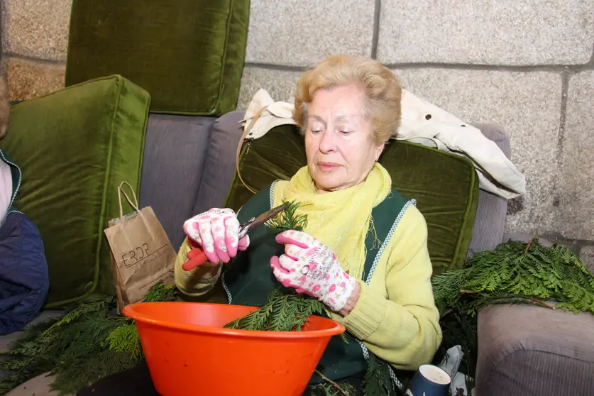 Unha alfombreira pomteareán traballando no seu portal.