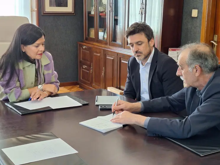A alcaldesa de Mos, Nidia Arévalo, mantivo hoxe unha reunión crucial no Concello con Carlos Cao, director de Infraestruturas e Relacións Institucionais do RC Celta, e co arquitecto Javier Rivas,