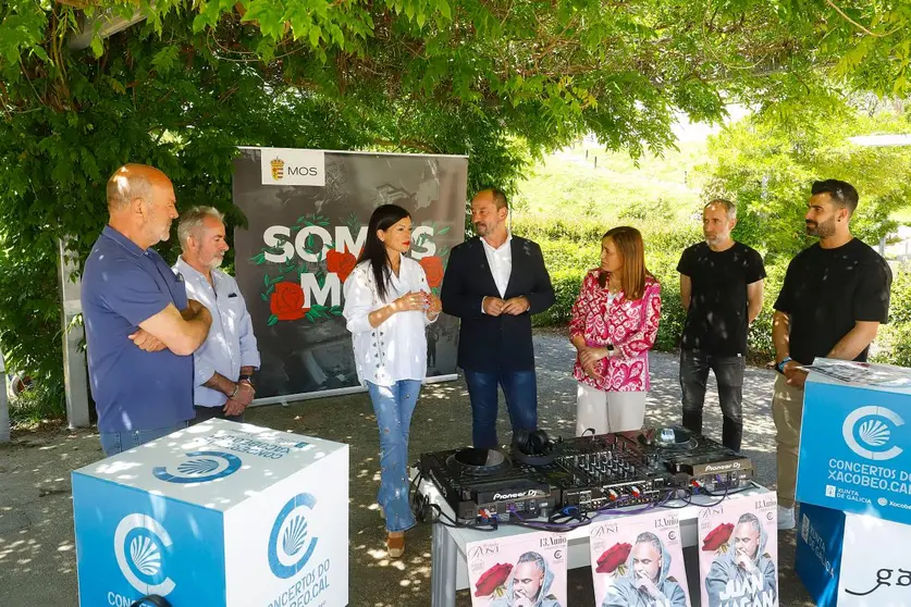 A alcaldesa de Mos, Nidia Arévalo, presentou co director de Turismo de Galicia, Xosé Merelles, actuación de Juan Magán na Festa da Rosa de Mos.