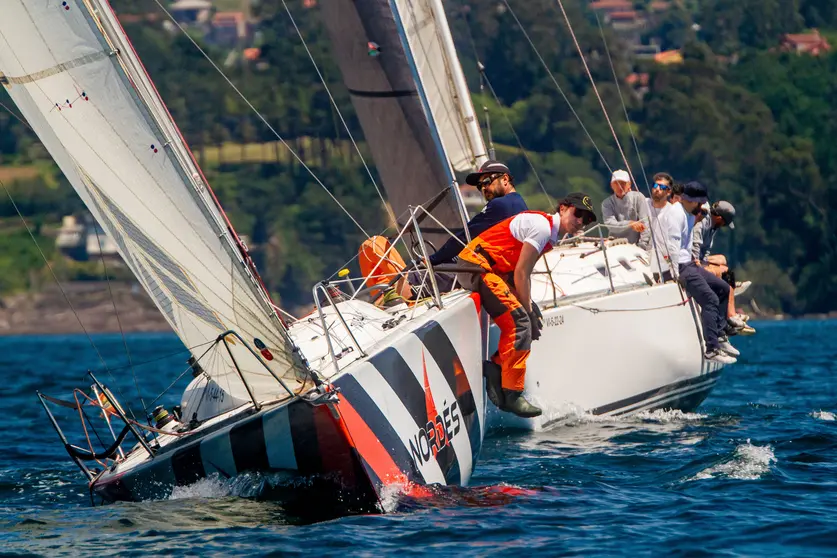 "Vagalume" por delante del "Arpón IV-Seida" en la primera ceñida. DESMARQUE.