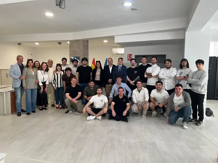 Los asistentes a la inauguración de la oficina Ourensec.