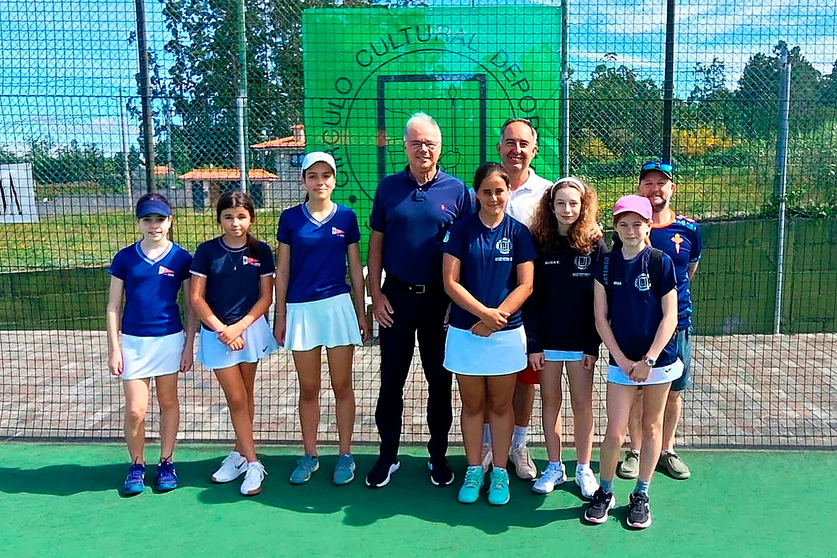 Taroczy en el centro con Álvarez.