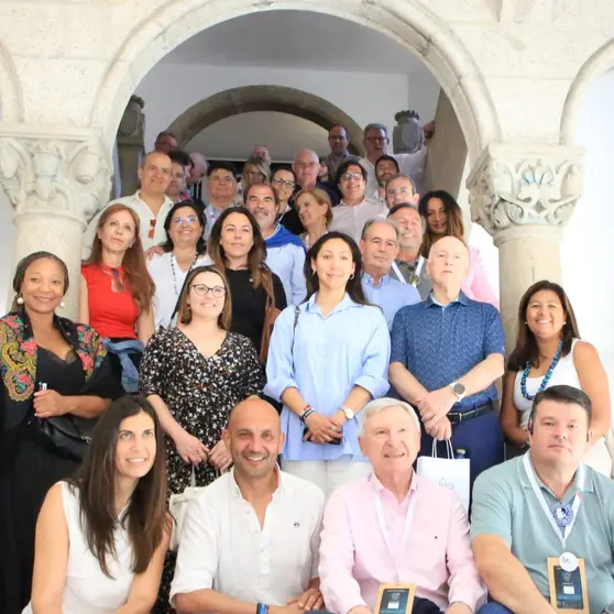 Representantes de 17 países integrados en ASICOTUR durante a súa visita institucional ao Concello do Porriño e a posterior ruta polo legado de Antonio Palacios.