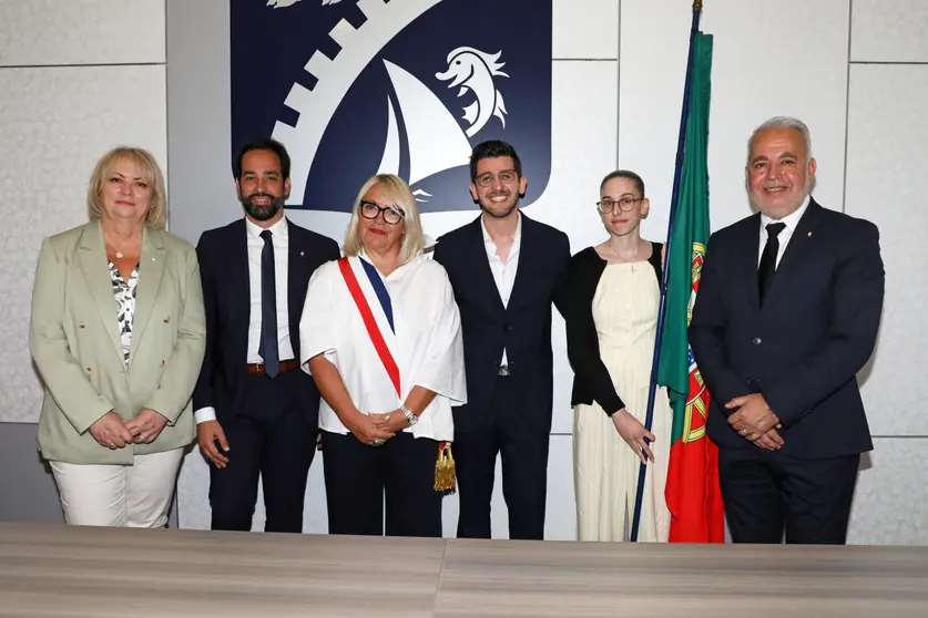 A comitiva de Arcos de Valdevez e representantes de Décines-Charpieu posam juntos após a renovação do protocolo de cooperação.