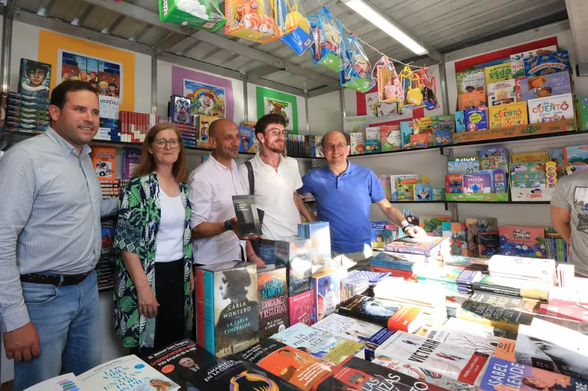 Autoridades presentes na inauguración da Feira do Libro do Porriño 2025.