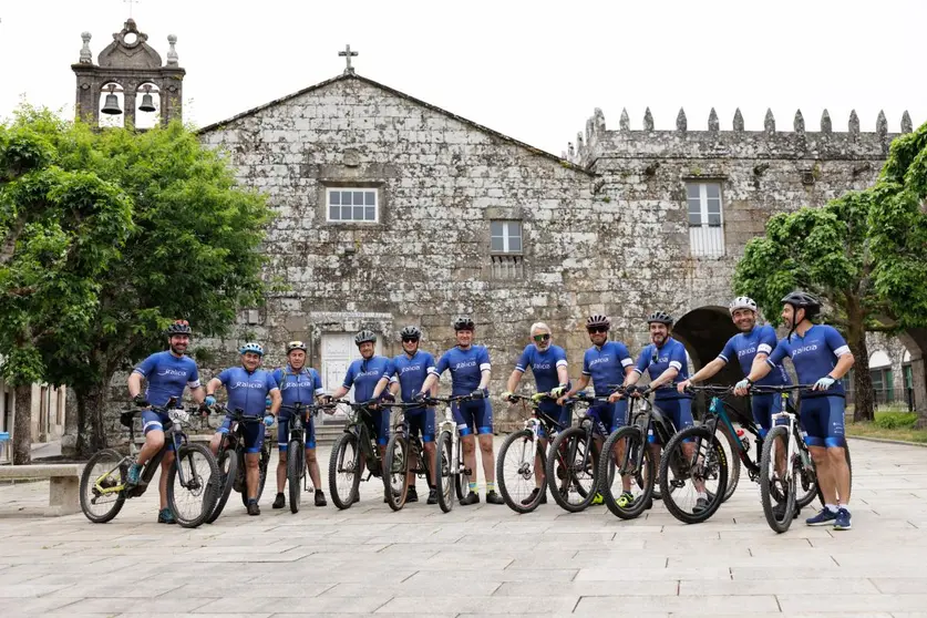 Rueda con un grupo de ciclistas.