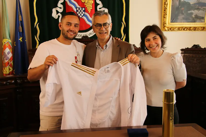 Steven da Costa com o presidente dos Arcos de Valdevez e a vereadora Emilia Cerdeira.