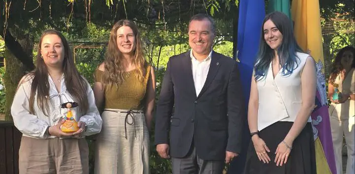 Lara, Ainhoa y Laura las tres gallegas que presentaron el proyecto Engawa, con el concejal Carlos Lago que les entregó un obsequio, una figura de artesanía limiana.