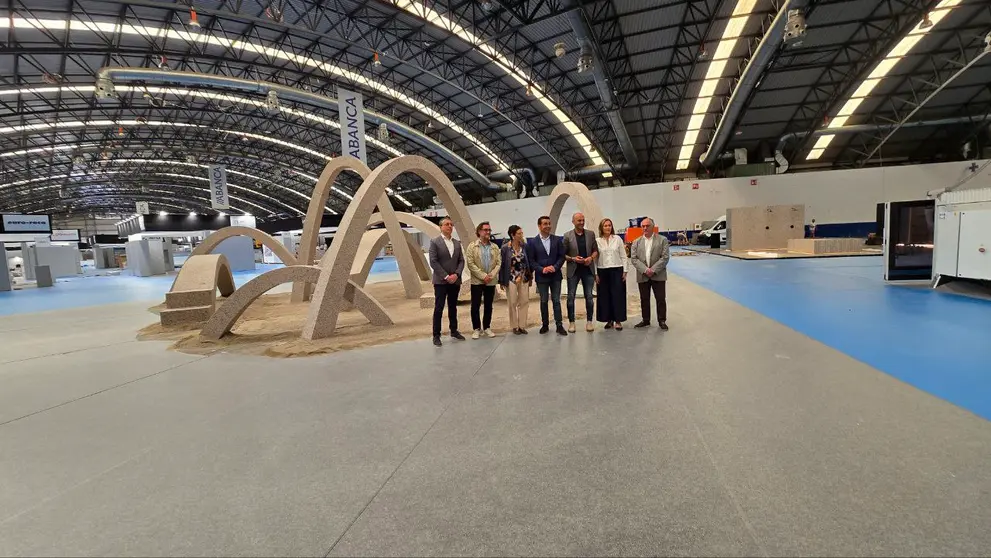 La arquitecto Belén Moneo y autoridades ante la pieza, concebida como una estructura sin jerarquía de arcos cruzados y entrelazados, busca rendir homenaje a la piedra natural gallega y establecer un vínculo emocional con el material desde una perspectiva contemporánea.